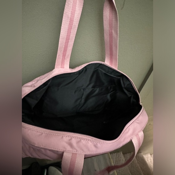 VICTORIA'S SECRET Quilted Duffle Pink Logo Zippered Overnight Travel Lounge Bag - Picture 3 of 4